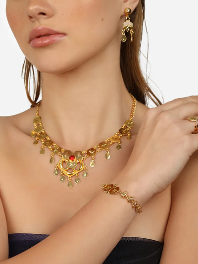 ƒclat Royal (pronounced ay-klah rwa-yal) - A Radiant Gold Set That Blends Charm with Elegance hover