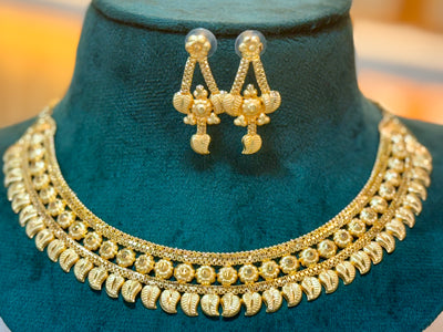 Collier exquis plaqué or 24 carats avec placage Aurum garanti, filigrane complexe et pierre précieuse rubis ardent.